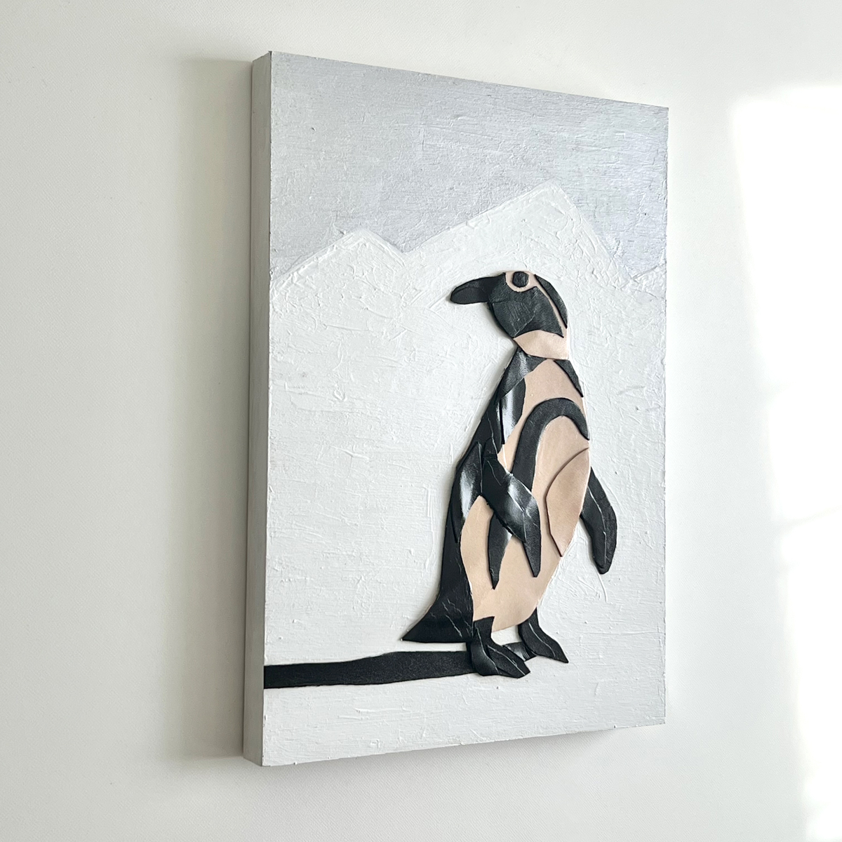 レザーのコラージュアート（ペンギン） A4サイズ 木製パネル | アート
