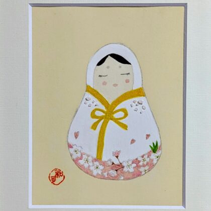 日本画 のおすすめ作品・人気作家 アートのある暮らし ピンク mineral ]誕生石白 だるま パワーストーン 日本画 縁起物 鉱物 クオーツで描いた「花だるま」 インテリア絵画 アート