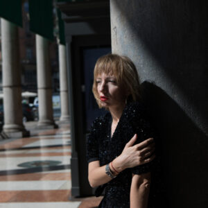 画家 Mary Ternovsky 