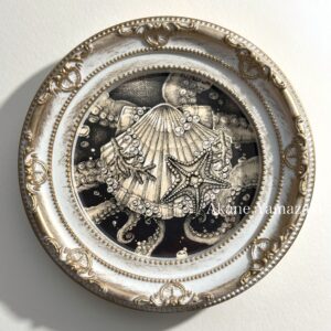 ペン画 ドローイングのおすすめ作品・人気作家 海 1点物 タコ ヒトデ ペン画 原画 小作品 珊瑚 真珠 紅茶染め 貝 海原のブローチ (スタンドタイプのフレーム付き) インテリア絵画 アート