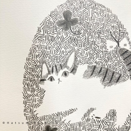 イラスト のおすすめ作品・人気作家 イラスト モノクロ 動物 猫 色鉛筆 四葉のクローバーと原っぱに寝そべる猫 インテリア絵画 アート